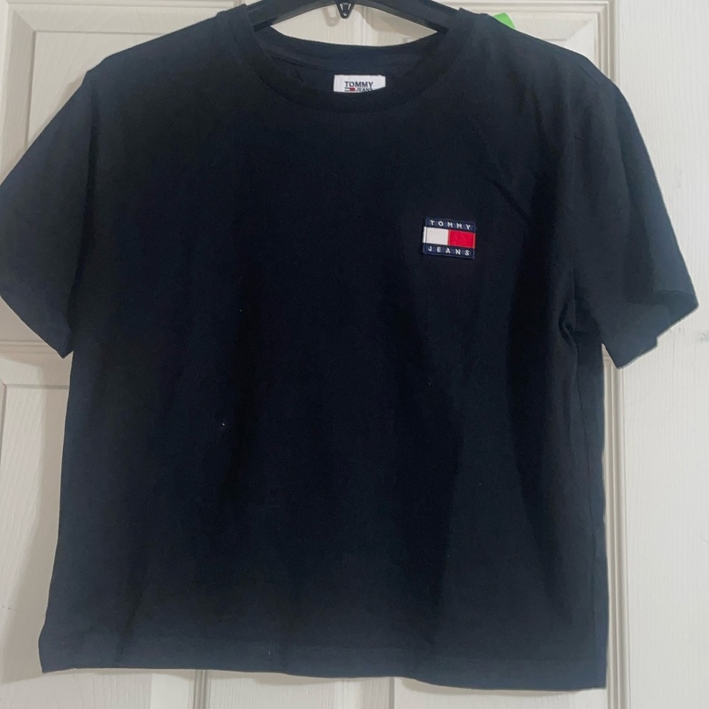 Black tommy tee crop small
